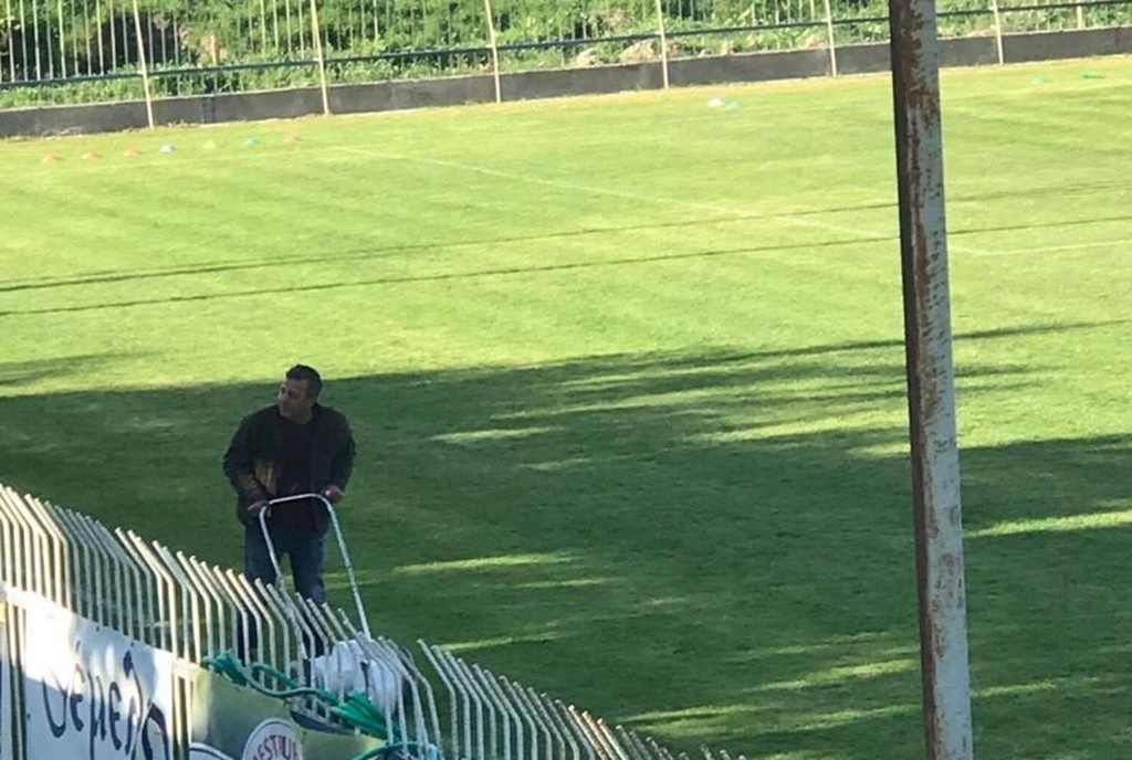 ΕΠΟΣ: Πρόεδρος ομάδας ασπρίζει ολομόναχος τις γραμμές στον αγωνιστικό χώρο! (pic)