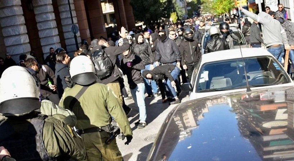 Επεισόδια και άγριο ξύλο οπαδών του ΠΑΟΚ με Πακιστανούς στην Ομόνοια! (video)