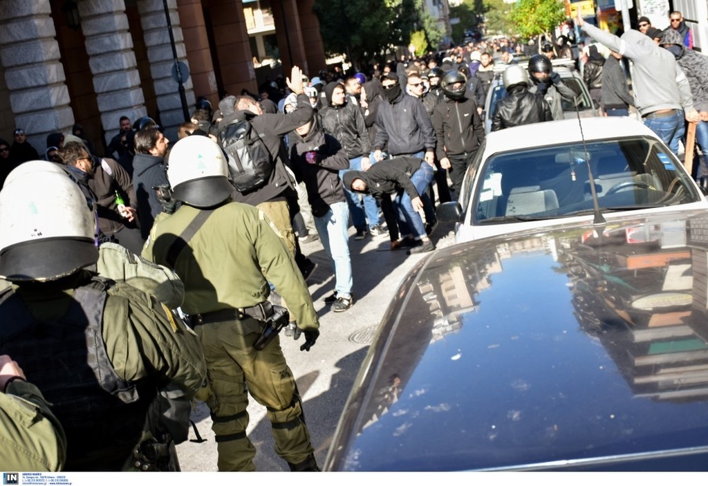 Επεισόδια και άγριο ξύλο οπαδών του ΠΑΟΚ με Πακιστανούς στην Ομόνοια! (video)