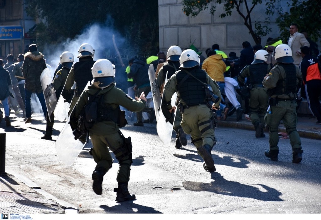 Επεισόδια και άγριο ξύλο οπαδών του ΠΑΟΚ με Πακιστανούς στην Ομόνοια! (video)