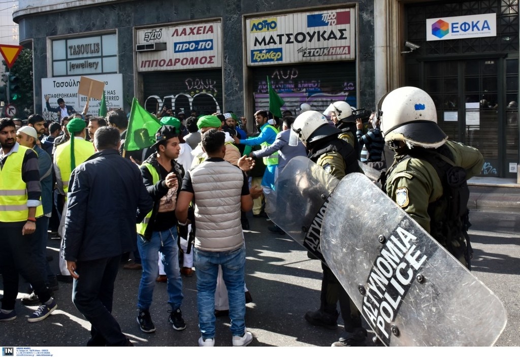 Επεισόδια και άγριο ξύλο οπαδών του ΠΑΟΚ με Πακιστανούς στην Ομόνοια! (video)