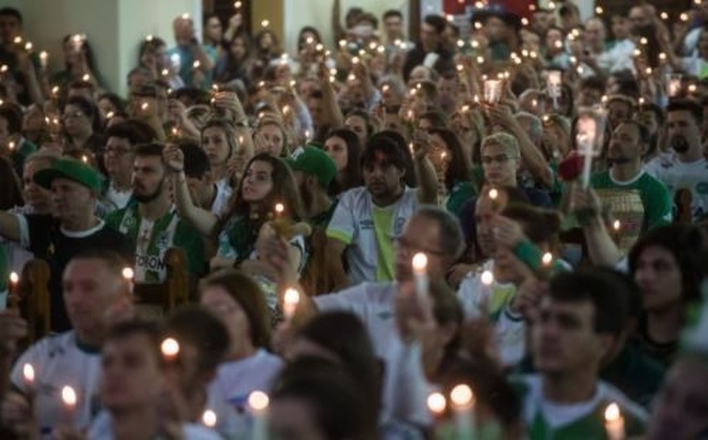Σαπεκοένσε: Συγκινητική συγκέντρωση για την τραγωδία (photos+video)