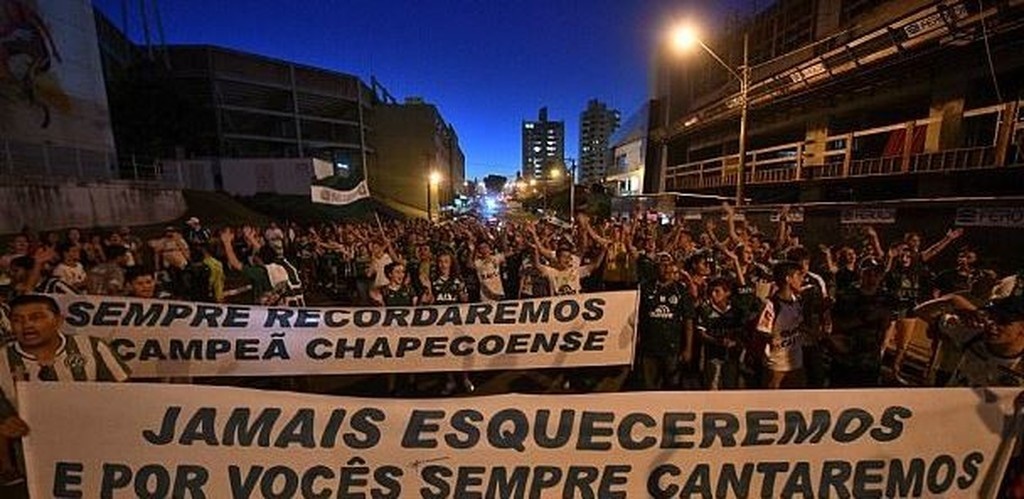 Σαπεκοένσε: Συγκινητική συγκέντρωση για την τραγωδία (photos+video)