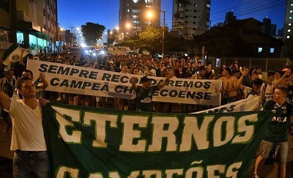 Σαπεκοένσε: Συγκινητική συγκέντρωση για την τραγωδία (photos+video)