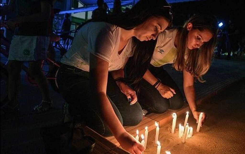 Σαπεκοένσε: Συγκινητική συγκέντρωση για την τραγωδία (photos+video)
