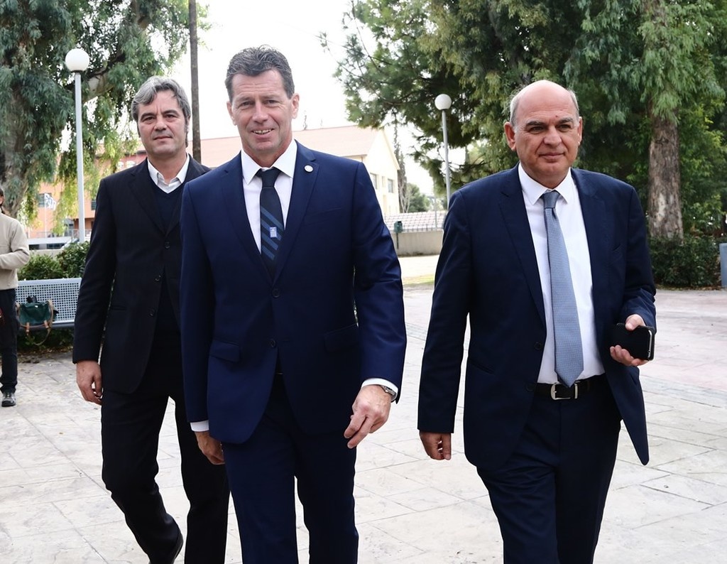 Ελλάδα: Η παρουσίαση Σκίμπε (photos)