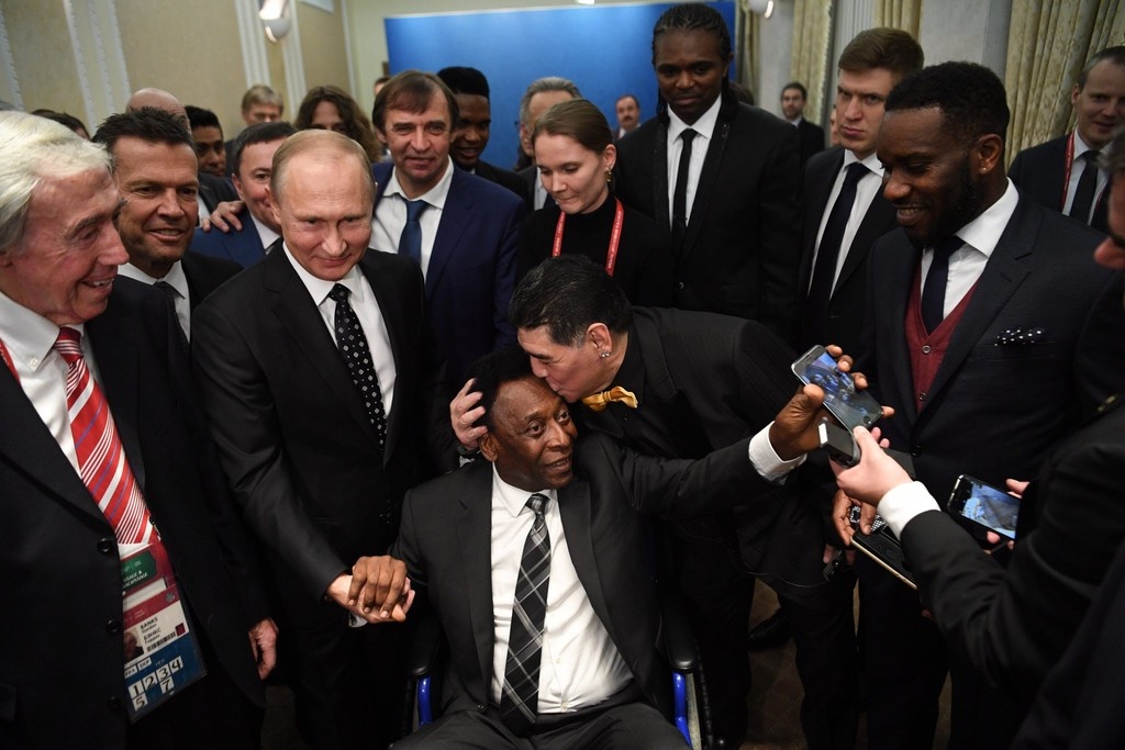 Κλήρωση Μουντιάλ 2018: Η φωτογραφία Πελέ και Μαραντόνα που «έριξε» το ίντερνετ (photos)