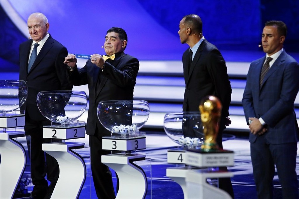 Κλήρωση Μουντιάλ 2018: Η φωτογραφία Πελέ και Μαραντόνα που «έριξε» το ίντερνετ (photos)