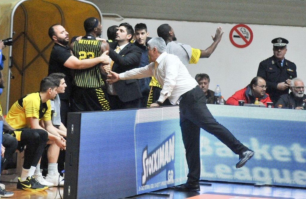 Απίστευτο επεισόδιο του Πέτγουεϊ με οπαδούς του Άρη! (photos)