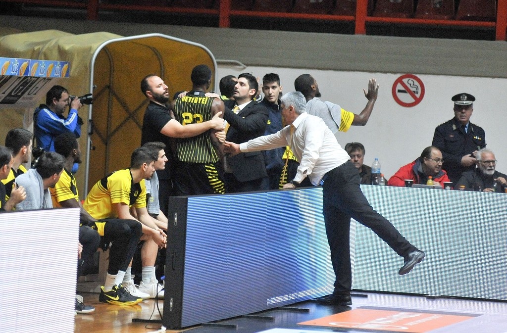 Απίστευτο επεισόδιο του Πέτγουεϊ με οπαδούς του Άρη! (photos)