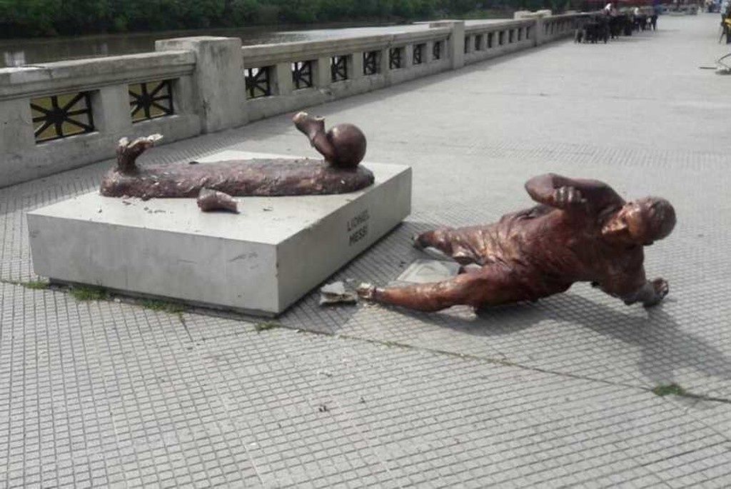 Απίστευτο! Έκοψαν τα… πόδια του Μέσι! (photos)