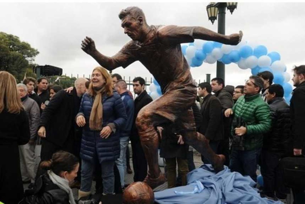 Απίστευτο! Έκοψαν τα… πόδια του Μέσι! (photos)