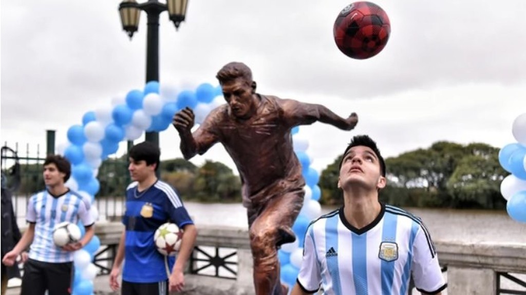 Απίστευτο! Έκοψαν τα… πόδια του Μέσι! (photos)