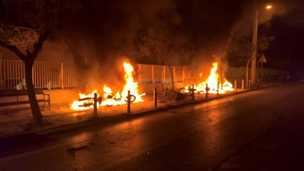 Εκτεταμένα επεισόδια και μολότοφ στο Μετς (photos)