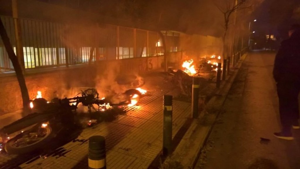 Εκτεταμένα επεισόδια και μολότοφ στο Μετς (photos)