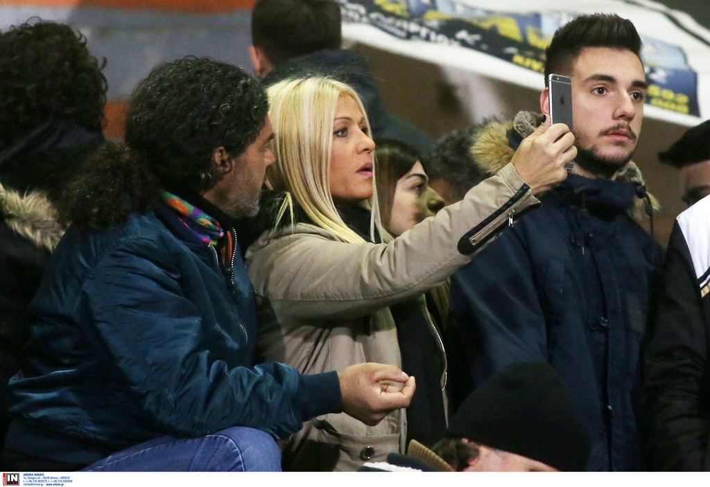 Η ξανθιά που συγκλονίσε την Τούμπα (photo)