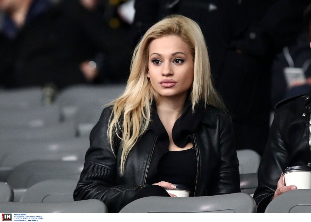 Ξανθιά για... ψυχίατρο στο ΟΑΚΑ