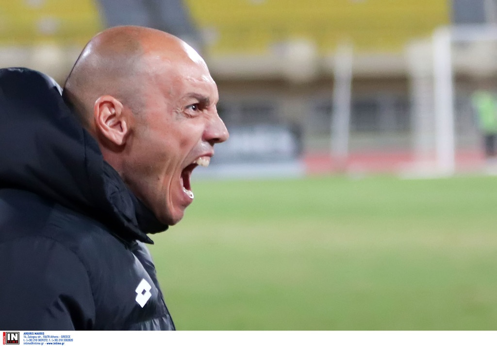 Οπαδοί ομάδας της Football League ξεκίνησαν αποχή μέχρι να φύγει ο προπονητής! (photos)