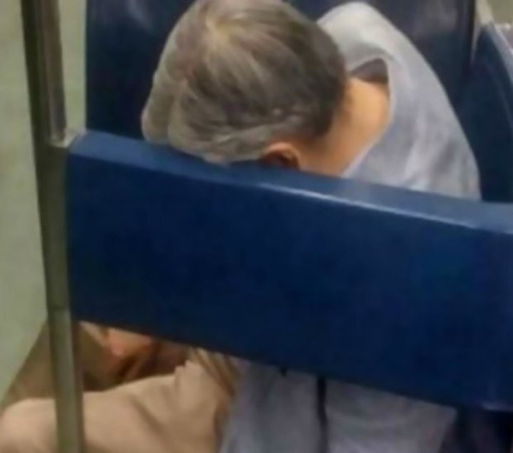 Απίστευτο! Επιβάτες σε Μετρό κάθονταν δίπλα σε νεκρό νομίζοντας πως κοιμόταν! (photos)