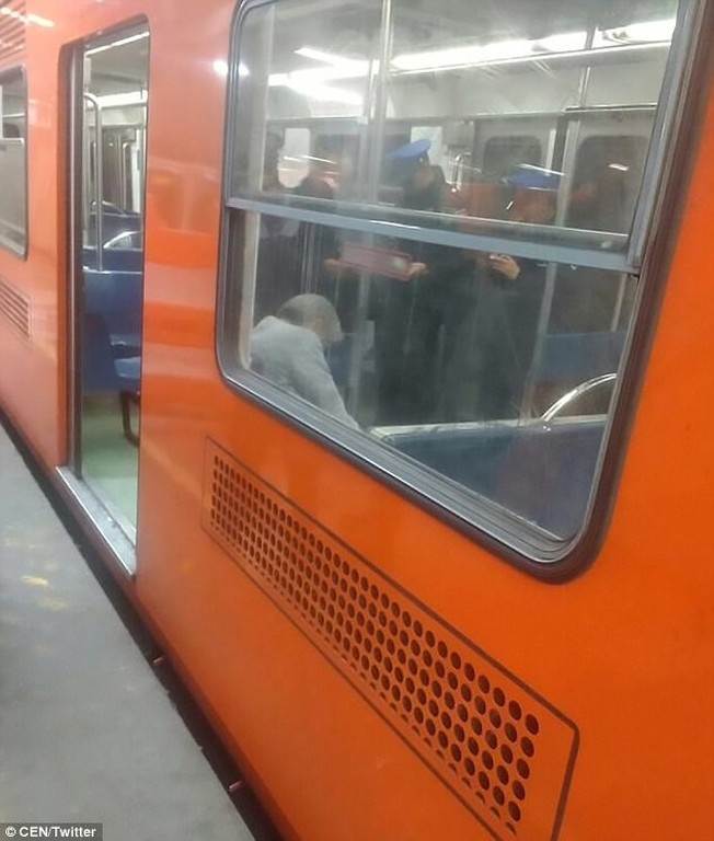 Απίστευτο! Επιβάτες σε Μετρό κάθονταν δίπλα σε νεκρό νομίζοντας πως κοιμόταν! (photos)