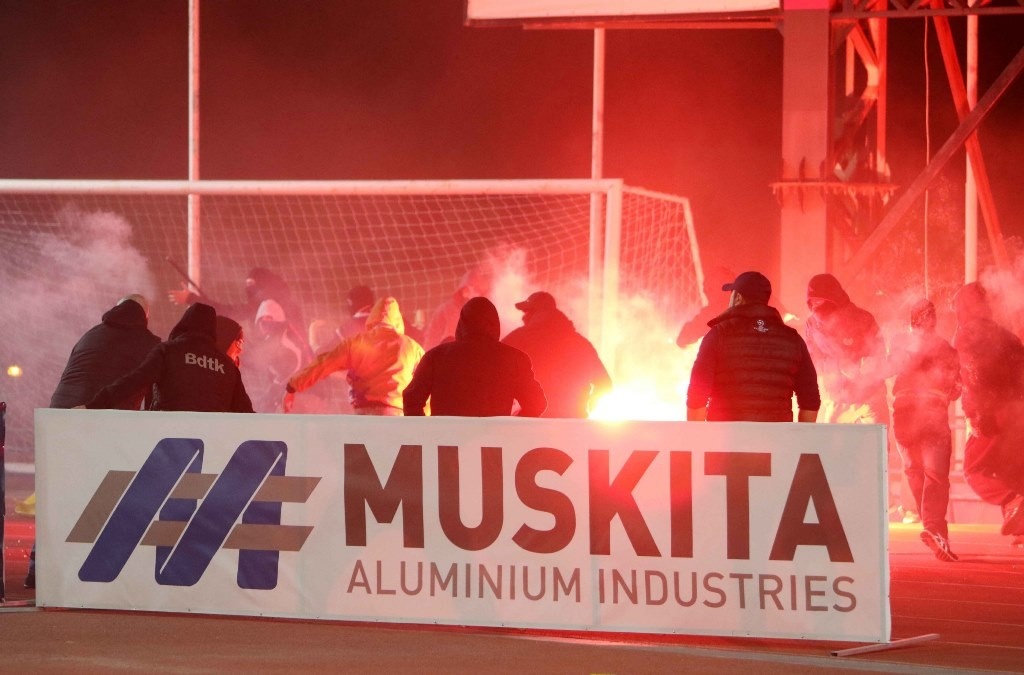 Εικόνες ντροπής! Έτσι μπήκαν κροτίδες και φωτοβολίδες στο ντέρμπι της Κύρπου! (photos+video)