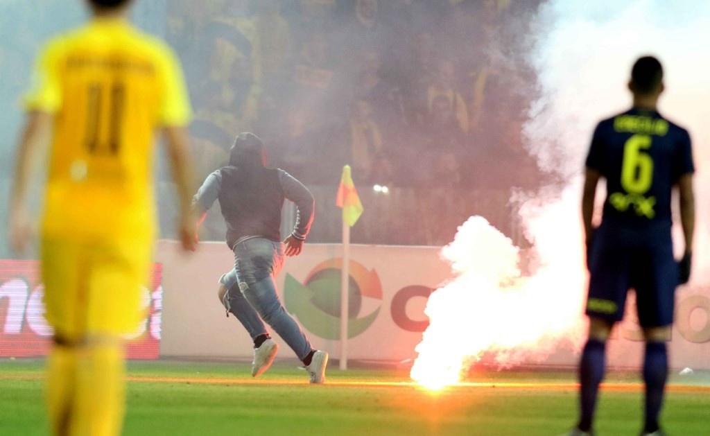 Εικόνες ντροπής! Έτσι μπήκαν κροτίδες και φωτοβολίδες στο ντέρμπι της Κύρπου! (photos+video)