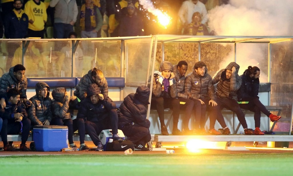 Εικόνες ντροπής! Έτσι μπήκαν κροτίδες και φωτοβολίδες στο ντέρμπι της Κύρπου! (photos+video)