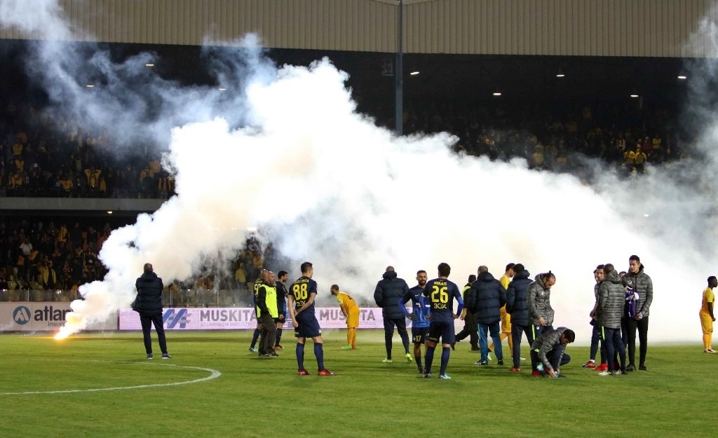 Εικόνες ντροπής! Έτσι μπήκαν κροτίδες και φωτοβολίδες στο ντέρμπι της Κύρπου! (photos+video)