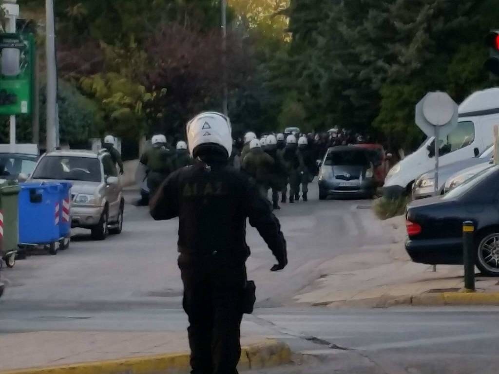 Άγριο ξύλο και σοβαρά επεισόδια οπαδών Ολυμπιακού με Αστυνομία! (photos)
