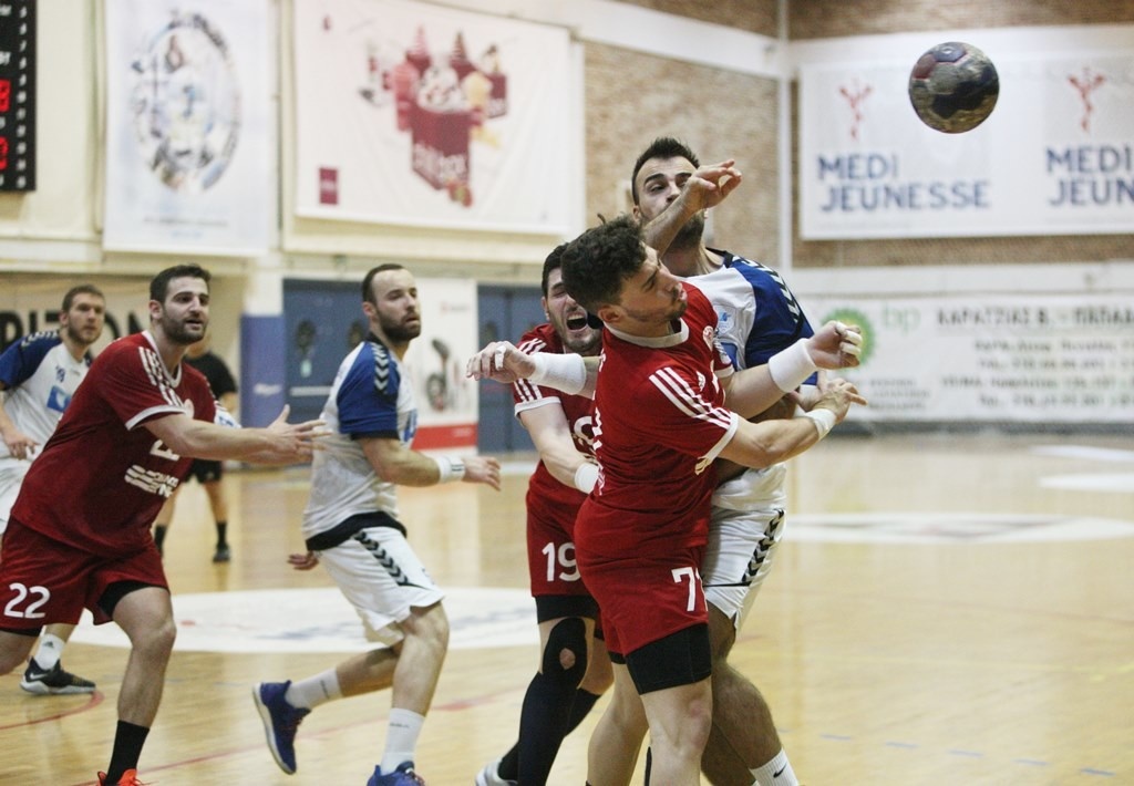 Άγριο ξύλο και σοβαρά επεισόδια οπαδών Ολυμπιακού με Αστυνομία! (photos)