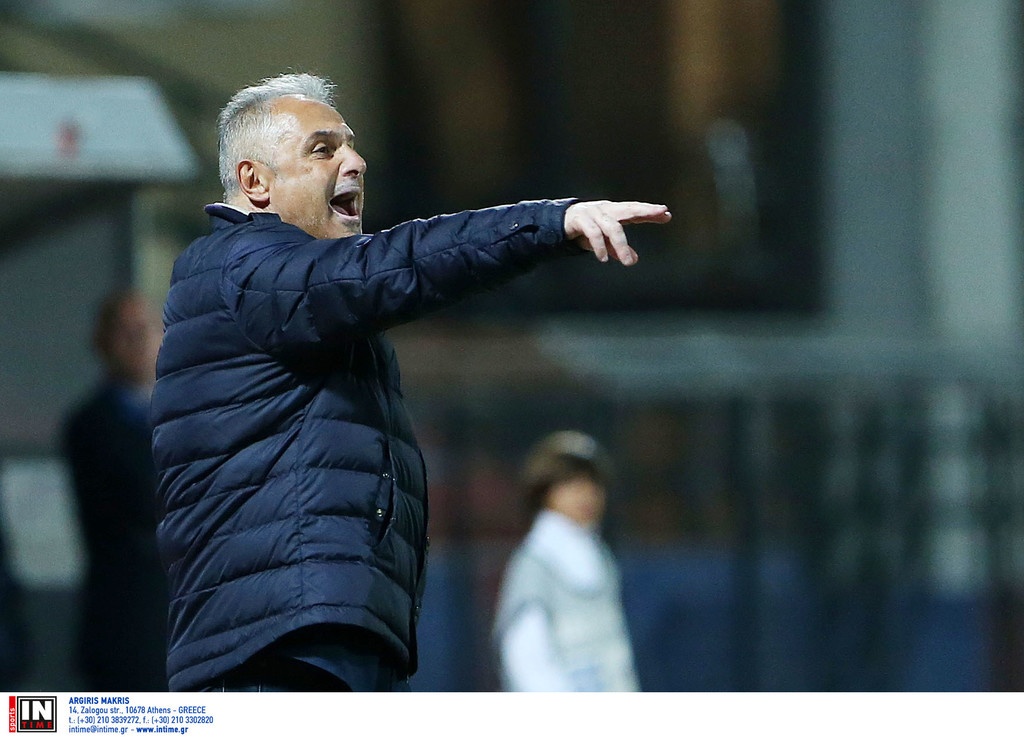 Παγκόσμια πρωτοτυπία! Αποχώρησε από πάγκο ομάδας αλλά προπονεί ακόμα τους παίκτες (photos)