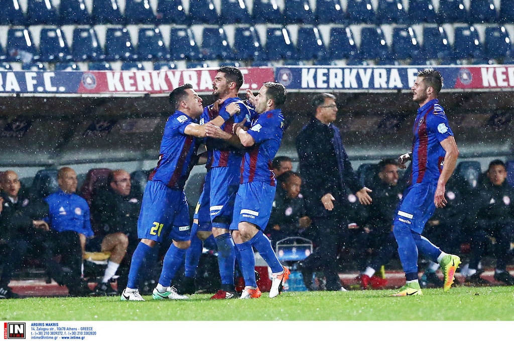 Παγκόσμια πρωτοτυπία! Αποχώρησε από πάγκο ομάδας αλλά προπονεί ακόμα τους παίκτες (photos)