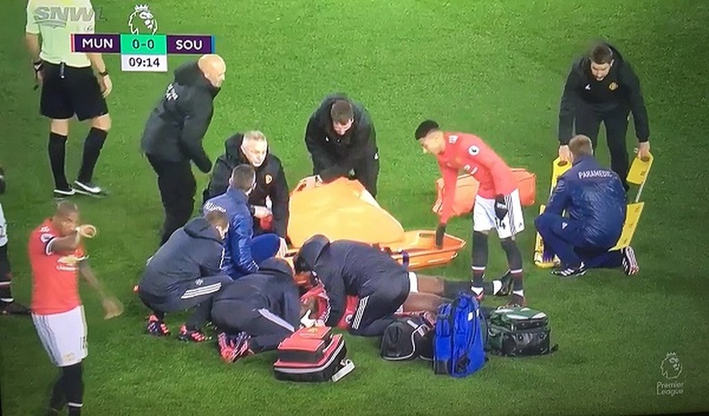 «Πάγωσε» το Όλντ Τράφορντ από τον σοκαριστικό τραυματισμό του Λουκάκου! (photos)