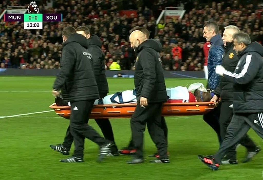 «Πάγωσε» το Όλντ Τράφορντ από τον σοκαριστικό τραυματισμό του Λουκάκου! (photos)
