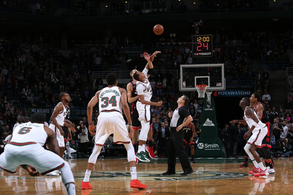 NBA: «Δεινόσαυροι» διέλυσαν το Μιλγουόκι, διασώθηκε ο Giannis (photos+video)