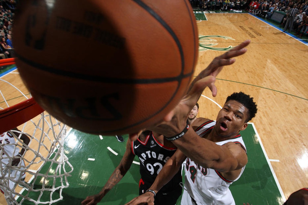 NBA: «Δεινόσαυροι» διέλυσαν το Μιλγουόκι, διασώθηκε ο Giannis (photos+video)