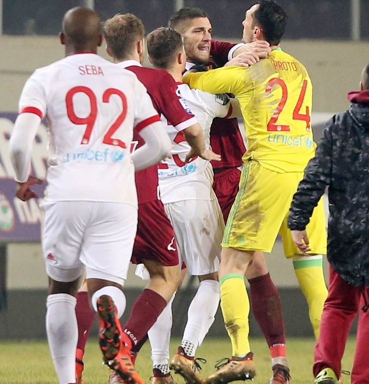 Επεισόδιο Προτό-Ζίζιτς στο ΑΕΛ-Ολυμπιακός (photos)