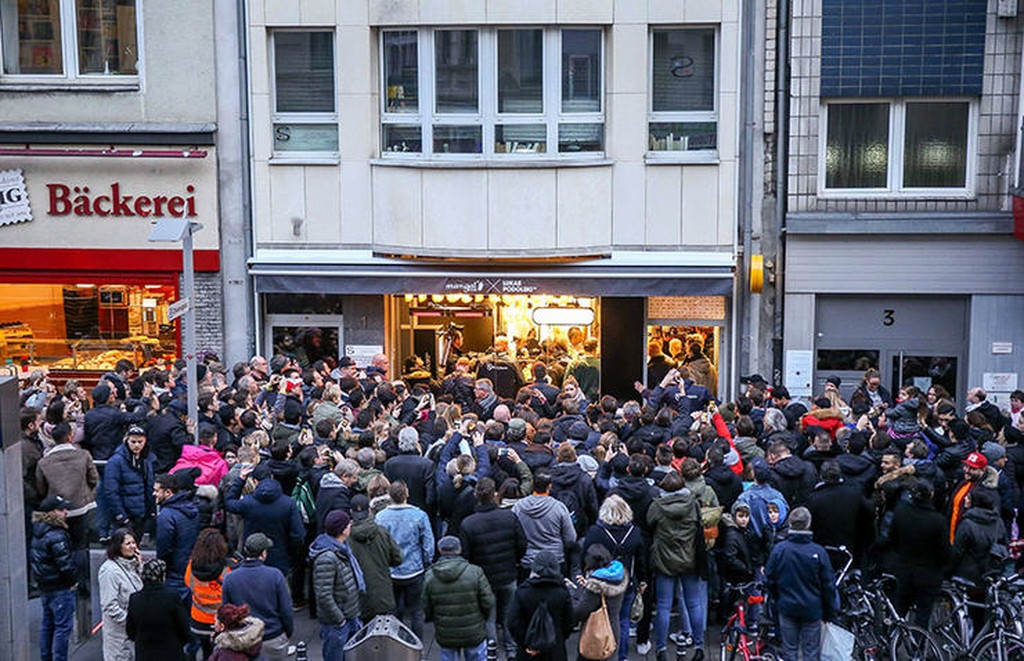 Ο Ποντόλσκι άνοιξε κατάστημα με κεμπάπ στην Κολωνία! (photos)