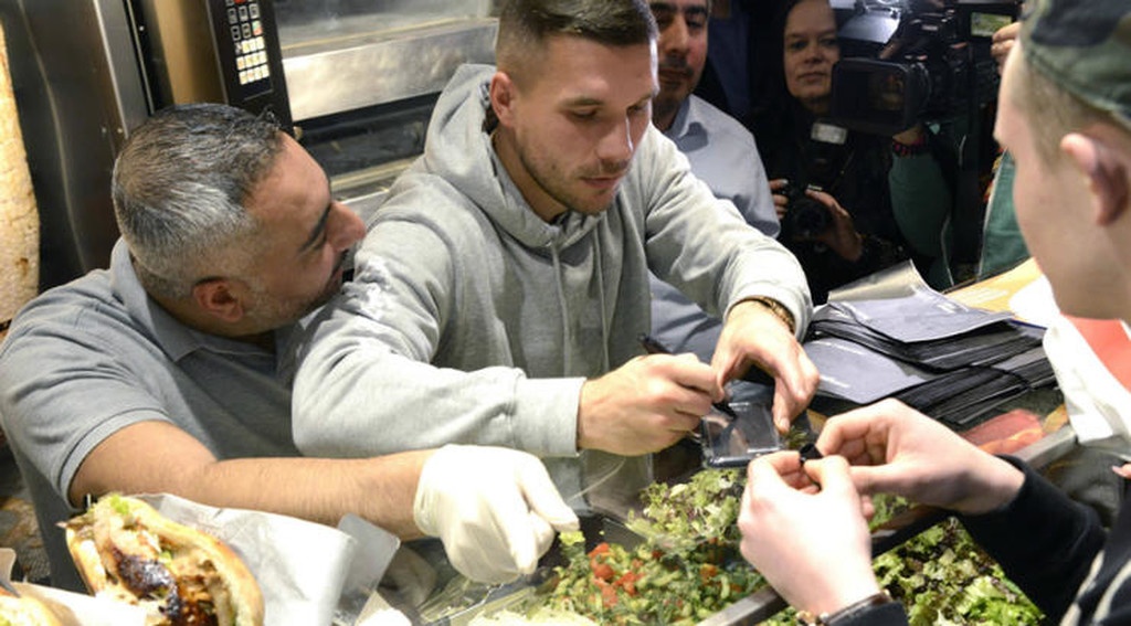 Ο Ποντόλσκι άνοιξε κατάστημα με κεμπάπ στην Κολωνία! (photos)