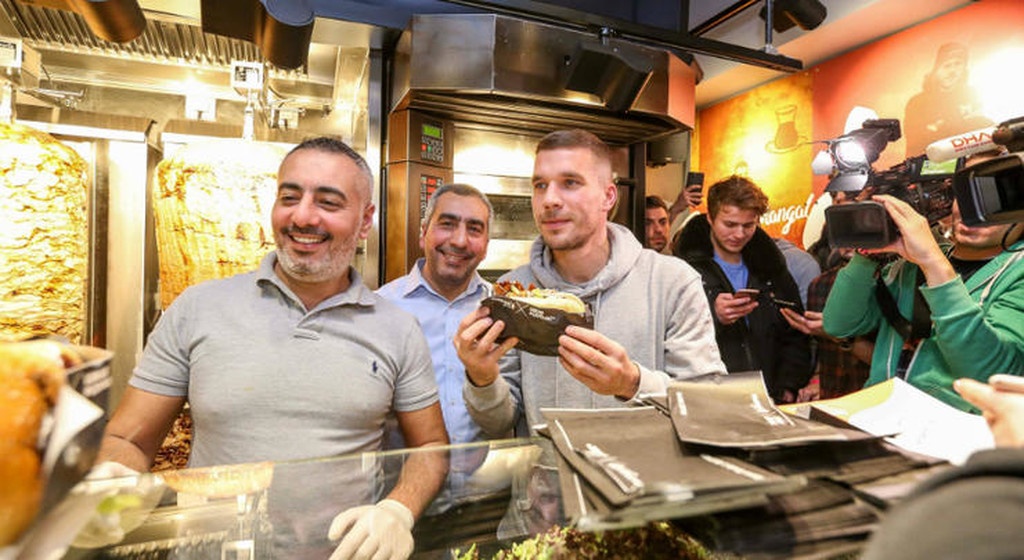 Ο Ποντόλσκι άνοιξε κατάστημα με κεμπάπ στην Κολωνία! (photos)