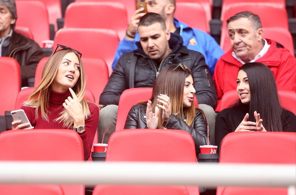 Ποιος Μιραλάς; Αυτή η μελαχρινή ξεσήκωσε τον κόσμο στις εξέδρες του Καραϊσκάκη! (photos)