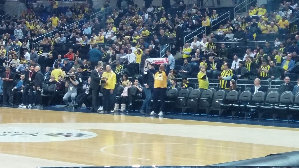 Και… κασκόλ του Ολυμπιακού στην Πόλη! (photos+video)