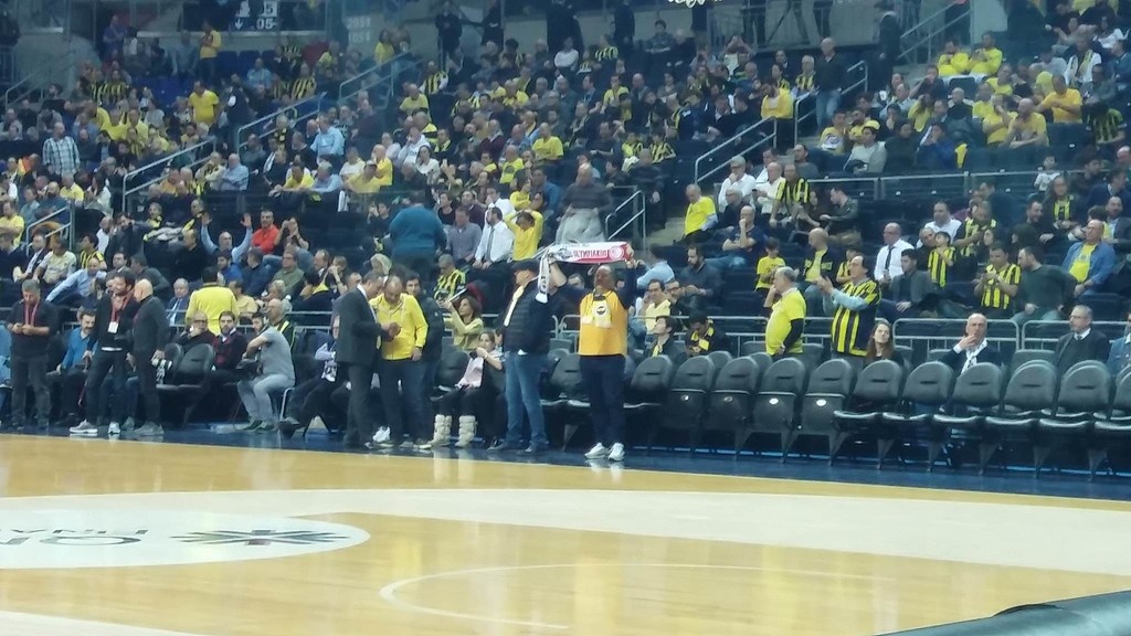 Και… κασκόλ του Ολυμπιακού στην Πόλη! (photos+video)