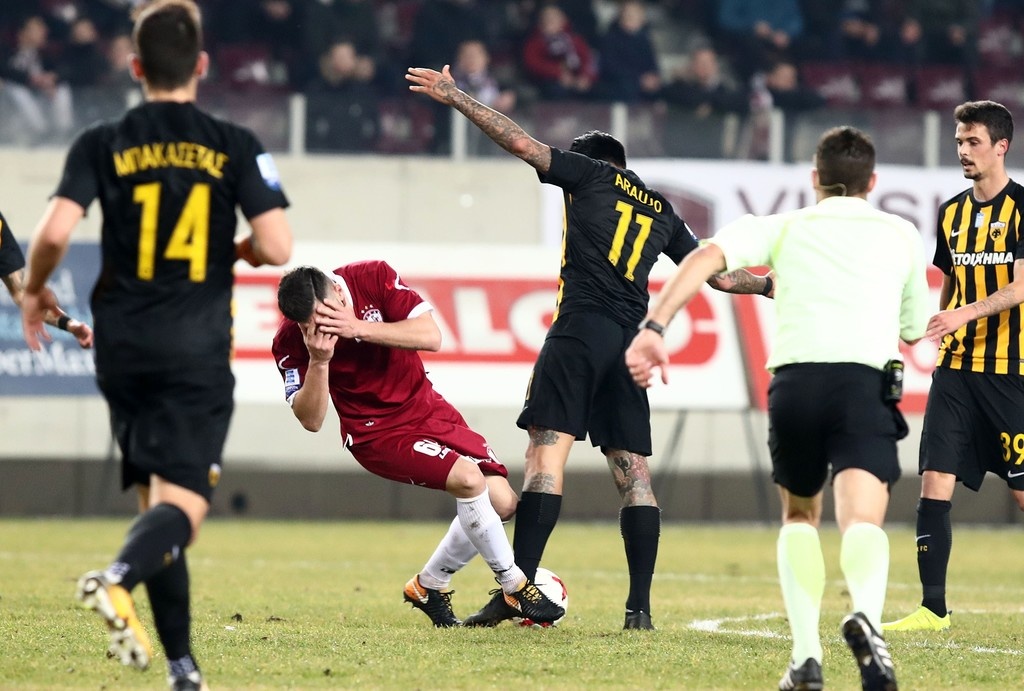 ΑΕΛ-ΑΕΚ: Η ένταση ανάμεσα σε Αραούχο και Φατιόν που έβαλε… φωτιά στο AEL FC ARENA (photos)