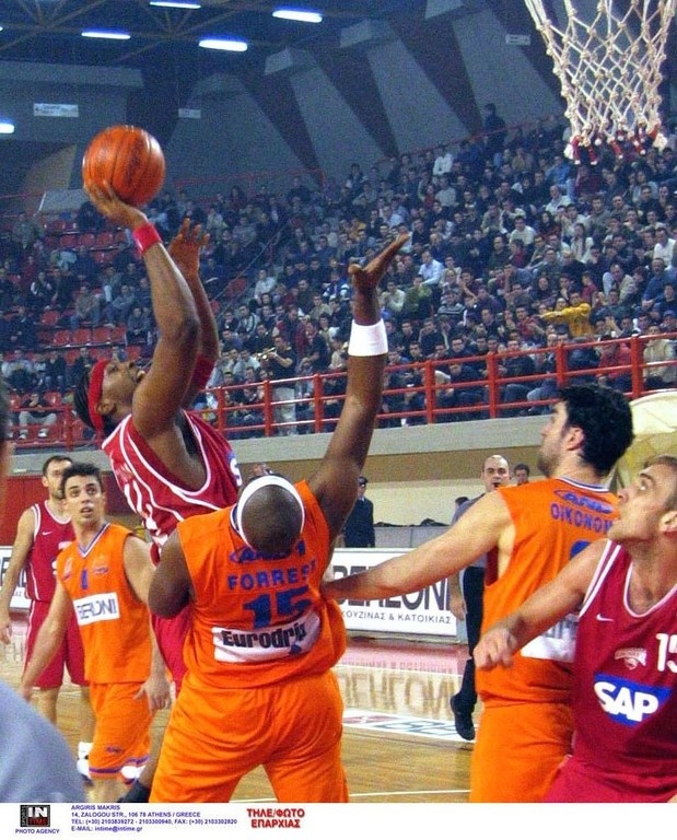 Μπασκετμπολίστας… μελισσοκόμος! (photos)