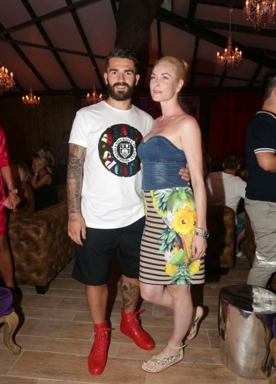 Επικό μήνυμα από τη σύζυγο του Λιβάγια για το Ολυμπιακός-ΑΕΚ (photos)