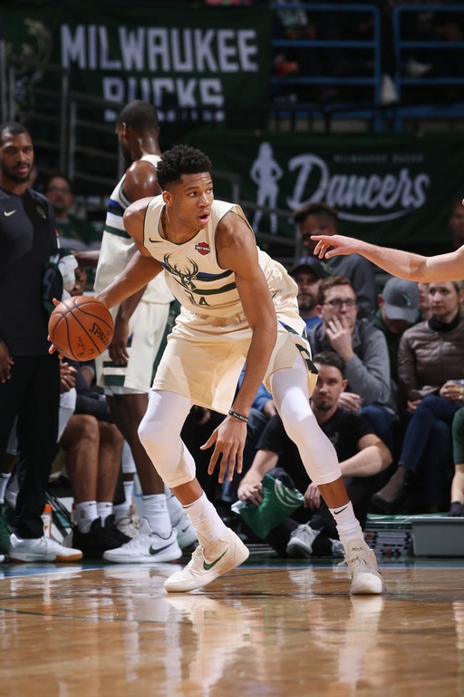 NBA: «Διπλός» Αντετοκούνμπο… ξέρανε και τους Σίξερς (photos+video)