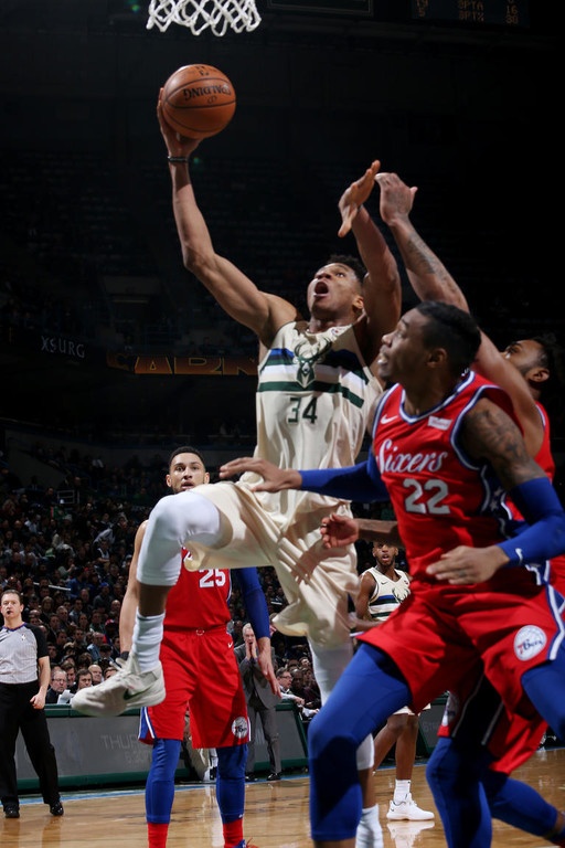 NBA: «Διπλός» Αντετοκούνμπο… ξέρανε και τους Σίξερς (photos+video)