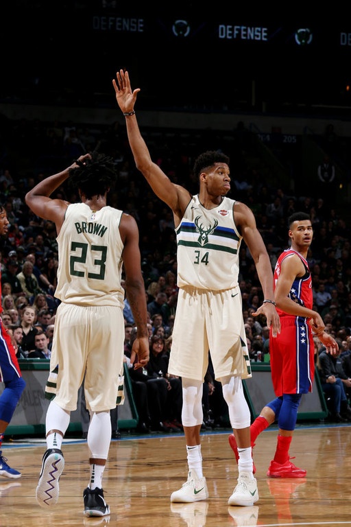NBA: «Διπλός» Αντετοκούνμπο… ξέρανε και τους Σίξερς (photos+video)