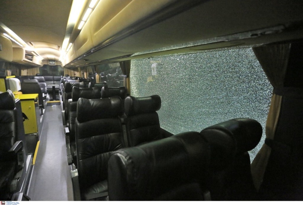 Επίθεση στο πούλμαν της ΑΕΚ πριν το ντέρμπι με τον Ολυμπιακό!